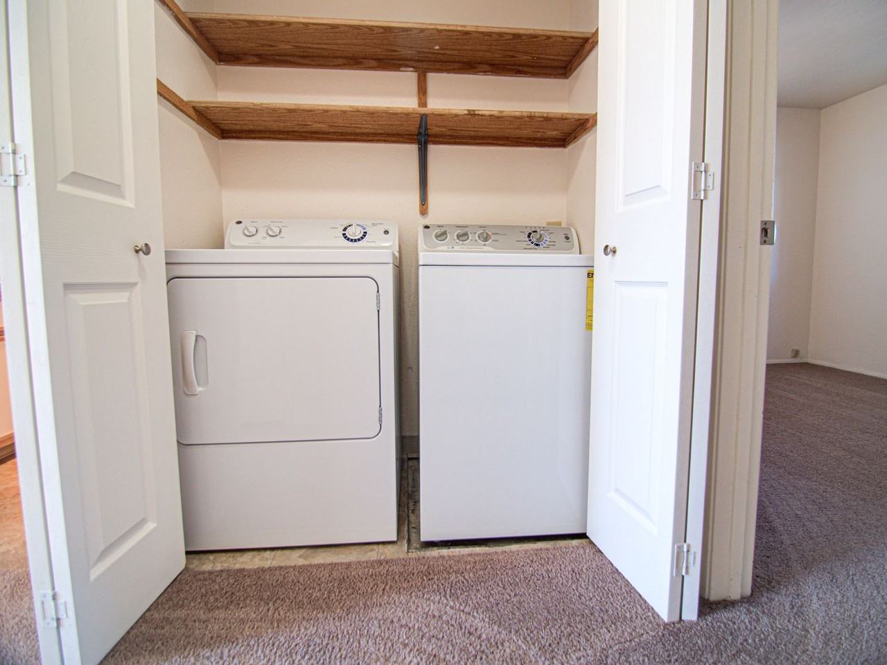 #840 SOUTH POINTE APARTMENTS - Photo 4 of 11