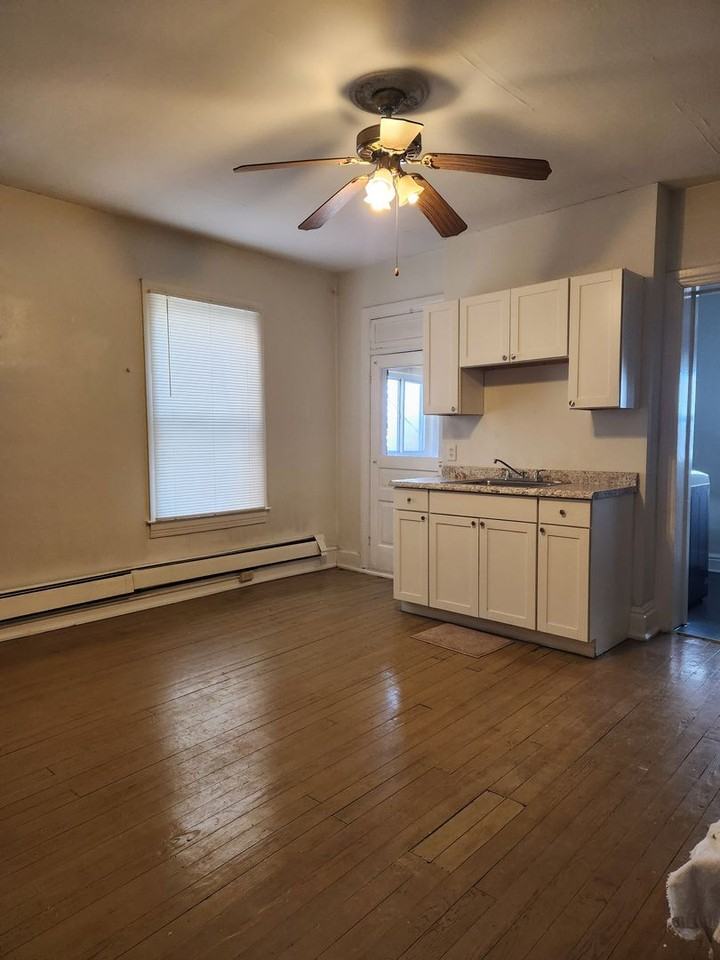 735 N George St - Photo 2 of 8