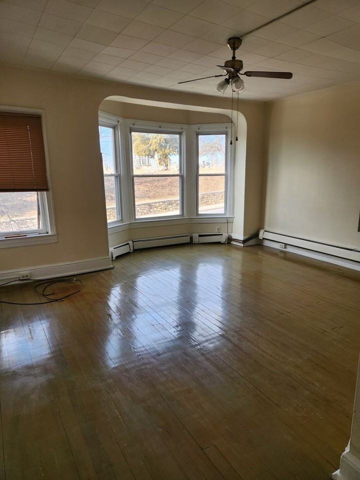 735 N George St - Photo 3 of 8