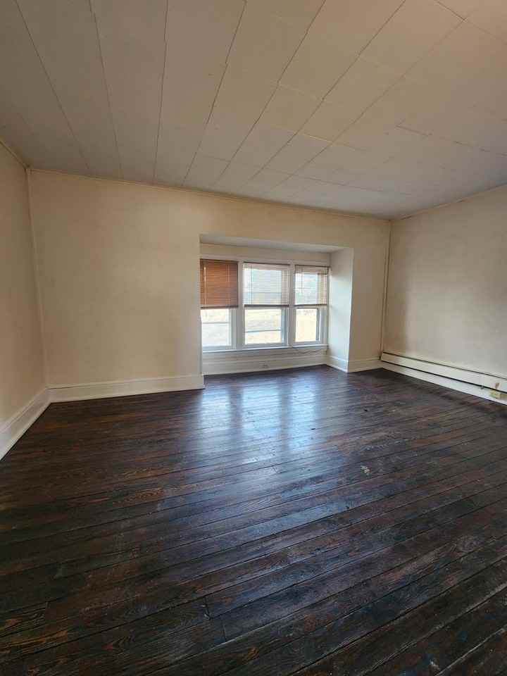 735 N George St - Photo 4 of 8