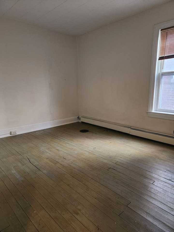 735 N George St - Photo 5 of 8