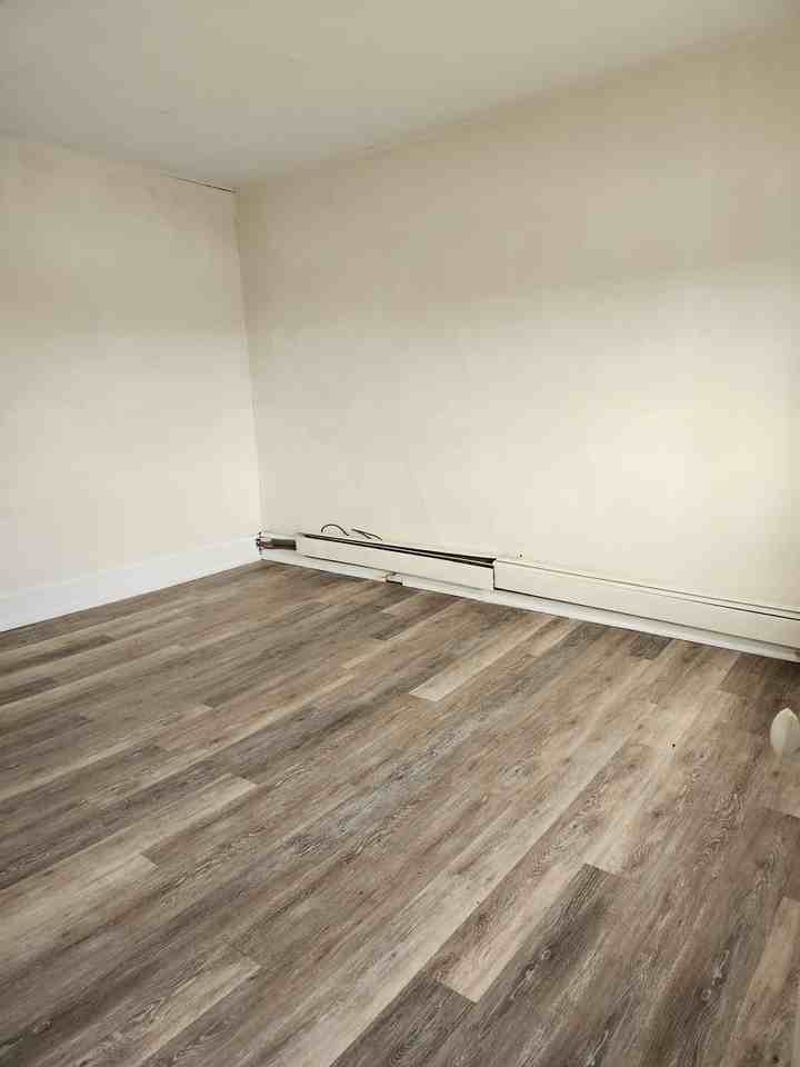 735 N George St - Photo 6 of 8