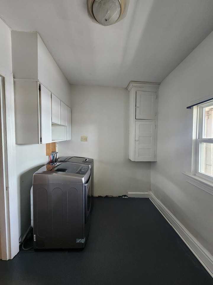 735 N George St - Photo 7 of 8