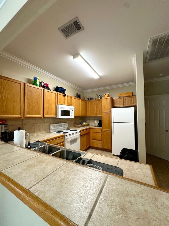 4725 Burbank Dr - Photo 2 of 7