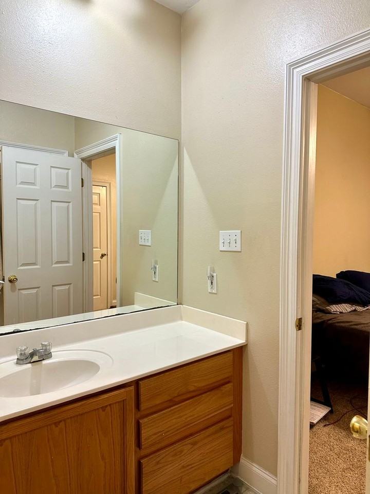 4725 Burbank Dr - Photo 5 of 7