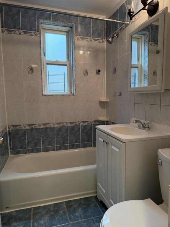 1549 Central Park Ave - Photo 5 of 9