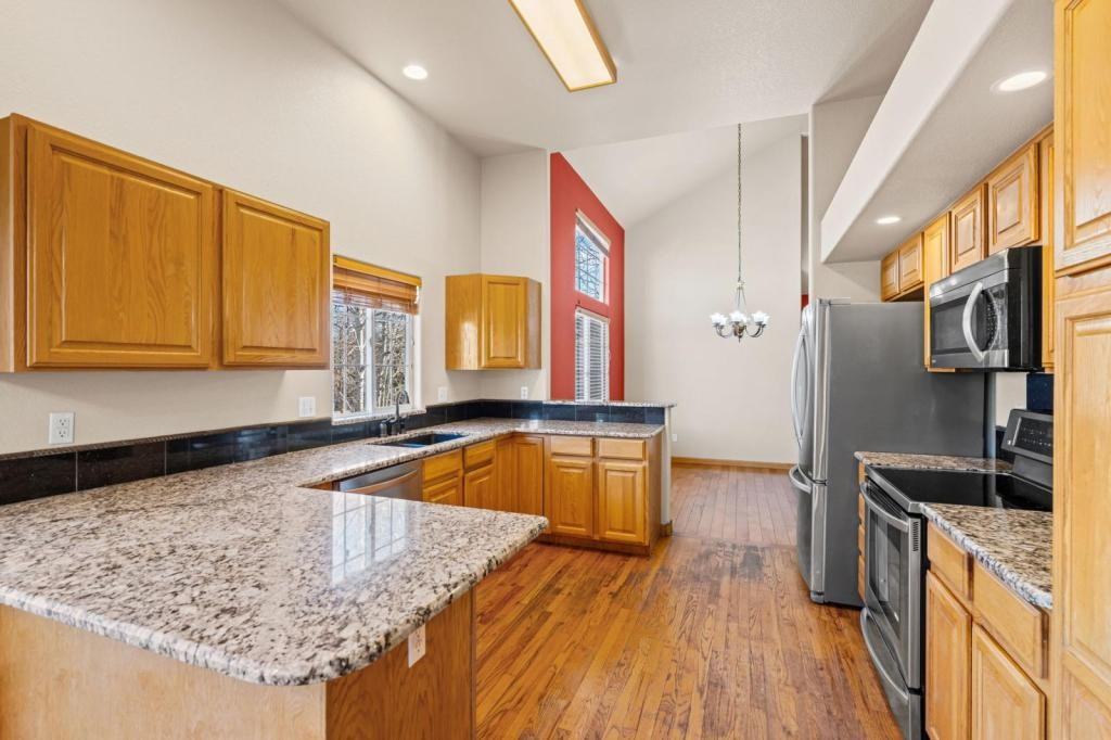 389 Blackstone Cir - Photo 6 of 22