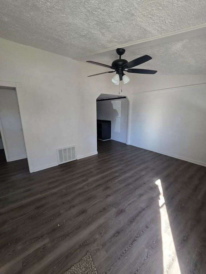 223 Saint John Dr - Photo 4 of 10