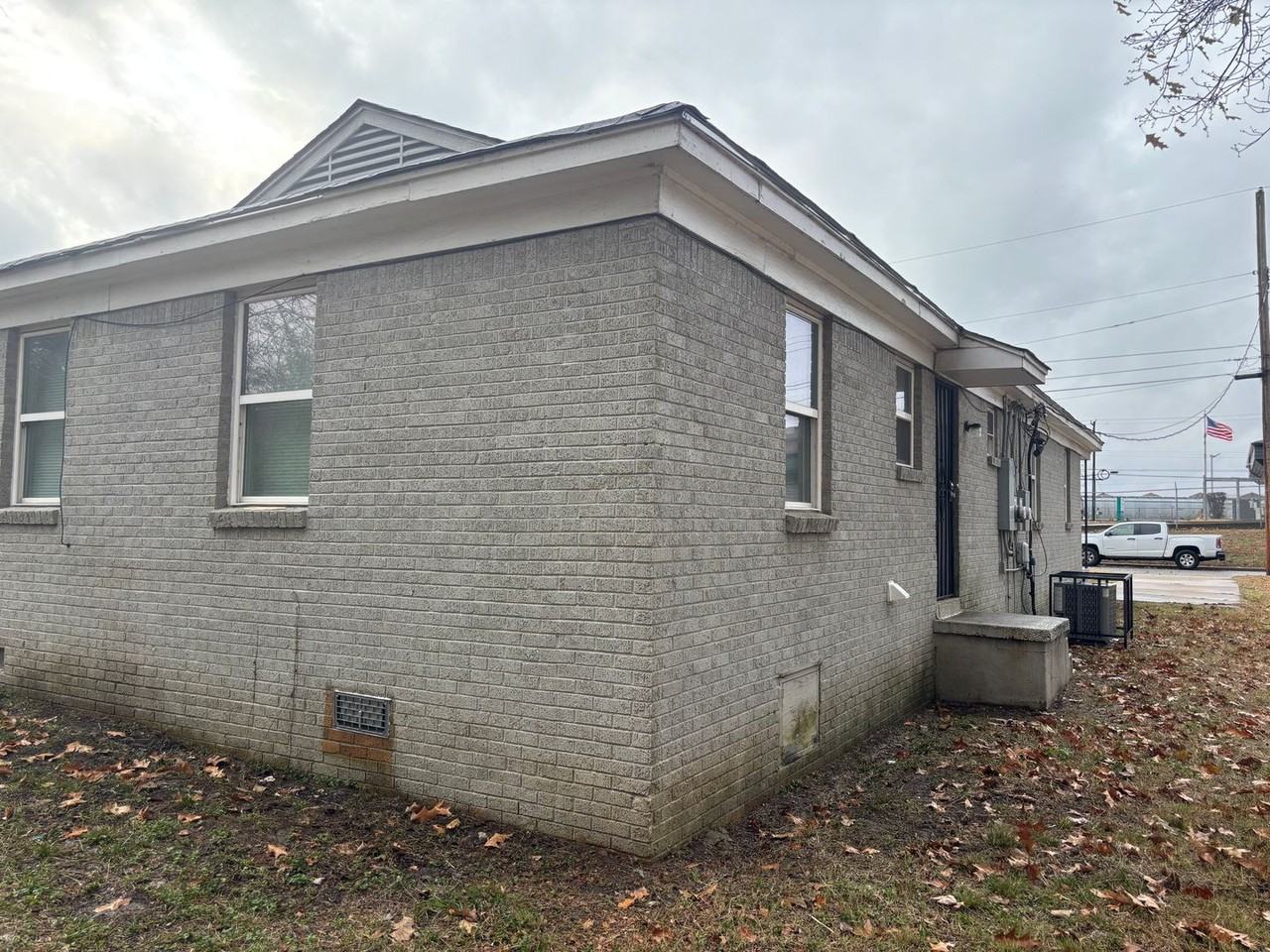 3034 Sinclair St - Photo 4 of 17