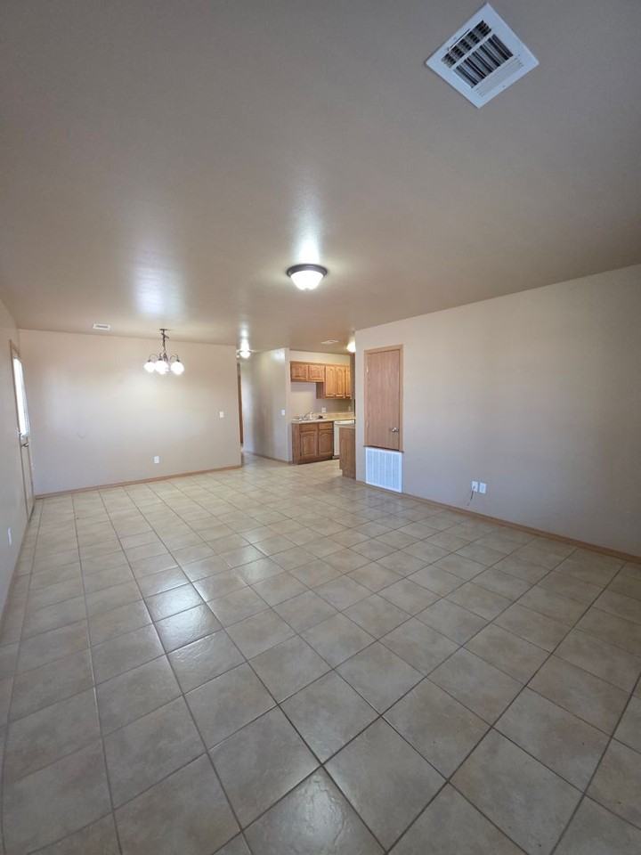 805 W 12th St - Photo 2 of 21