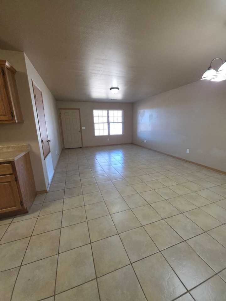 805 W 12th St - Photo 3 of 21