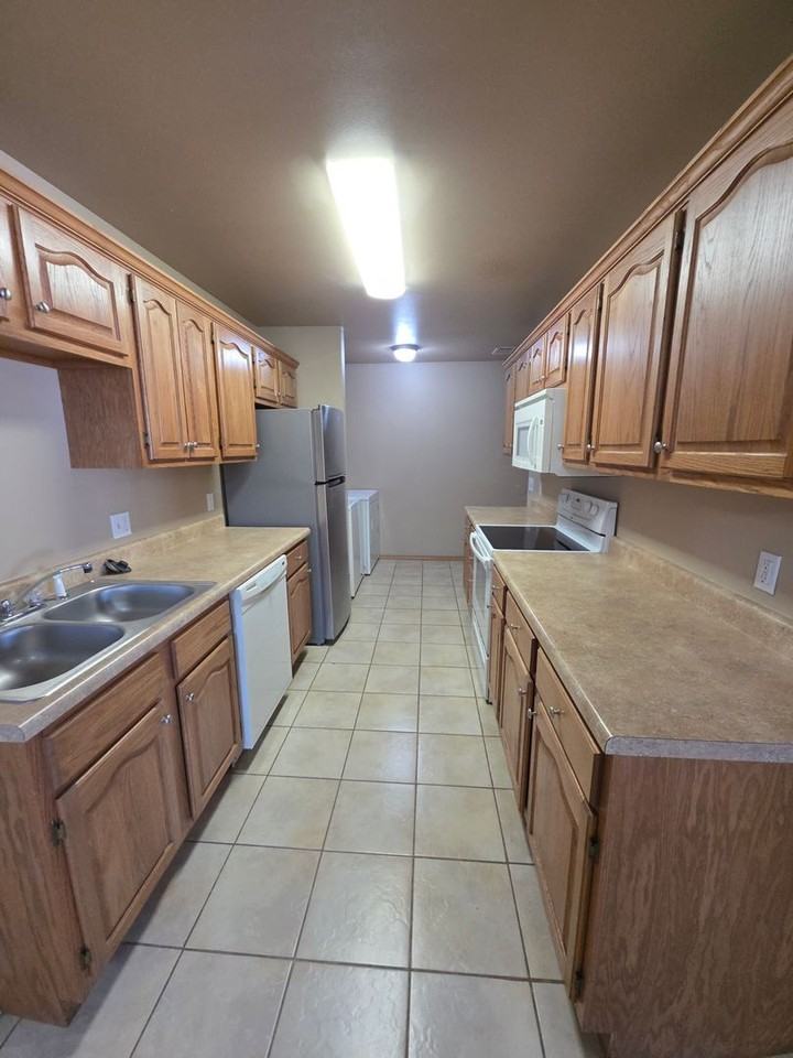 805 W 12th St - Photo 4 of 21