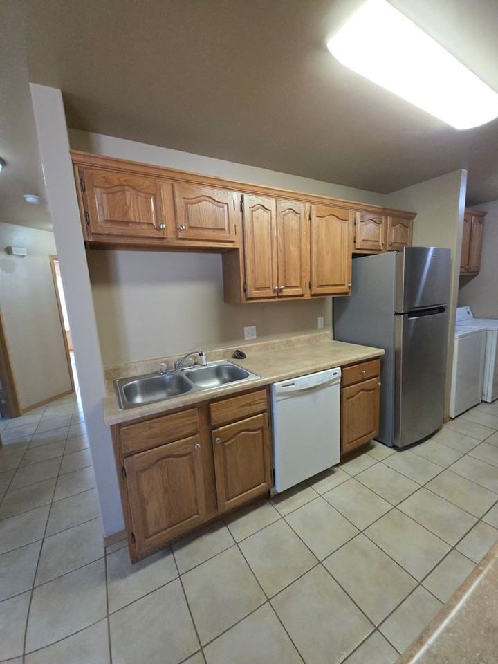 805 W 12th St - Photo 5 of 21