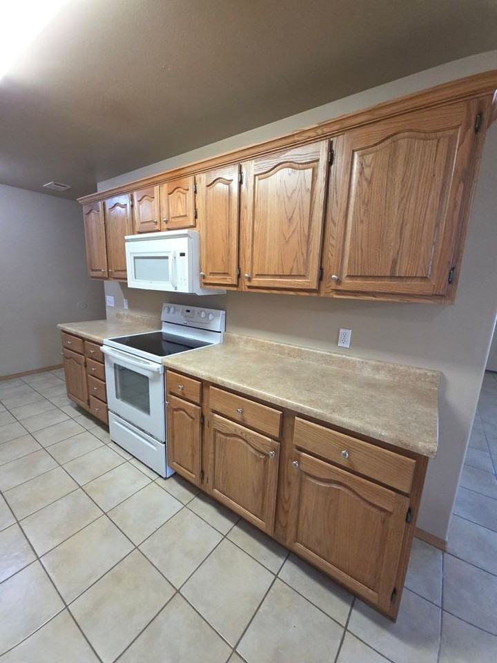 805 W 12th St - Photo 6 of 21