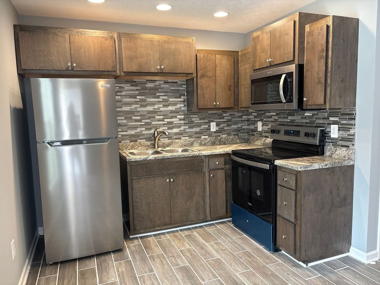 409 W Waggoner St - Photo 4 of 17