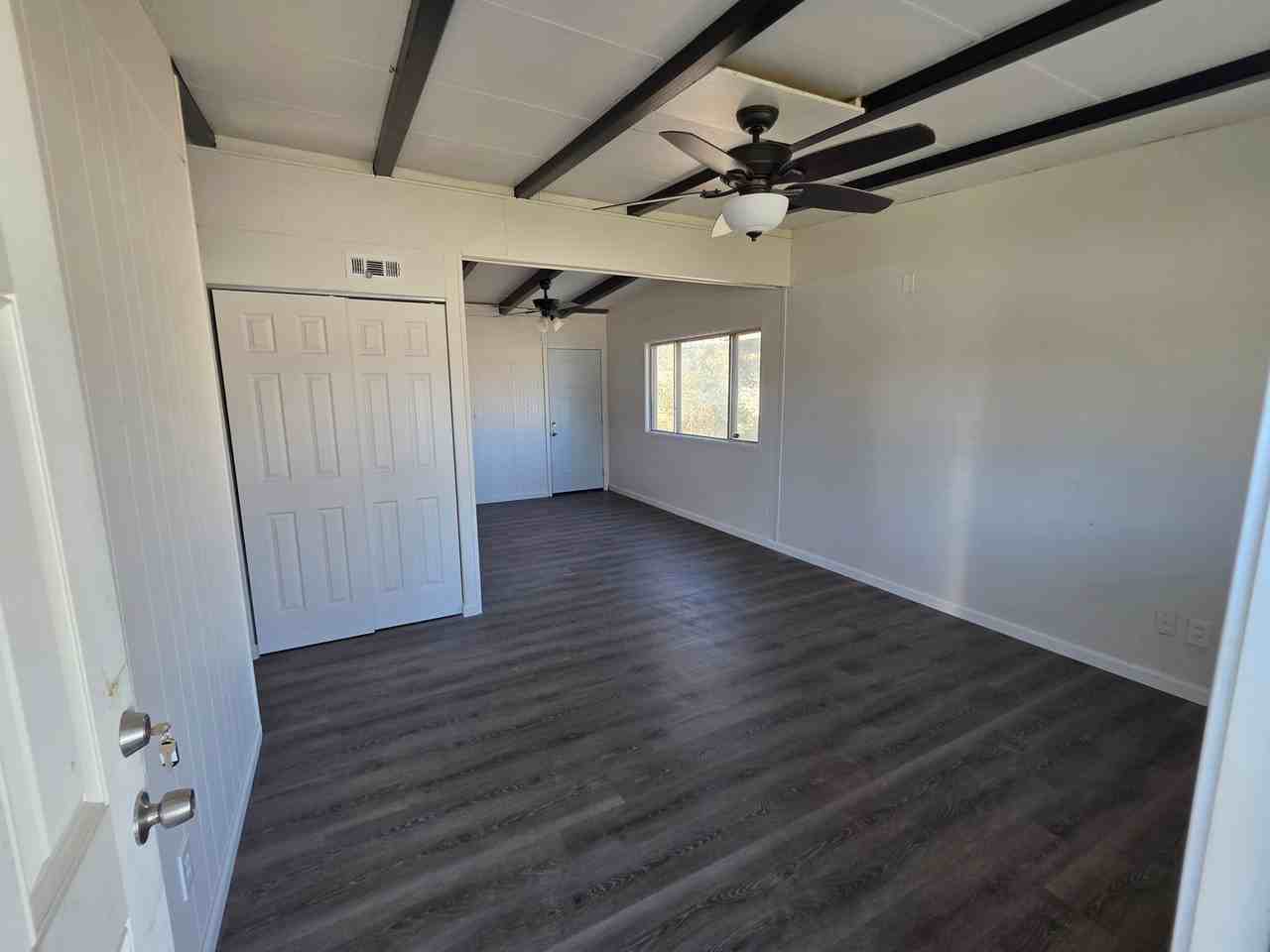 912 E 5th St - Photo 3 of 8