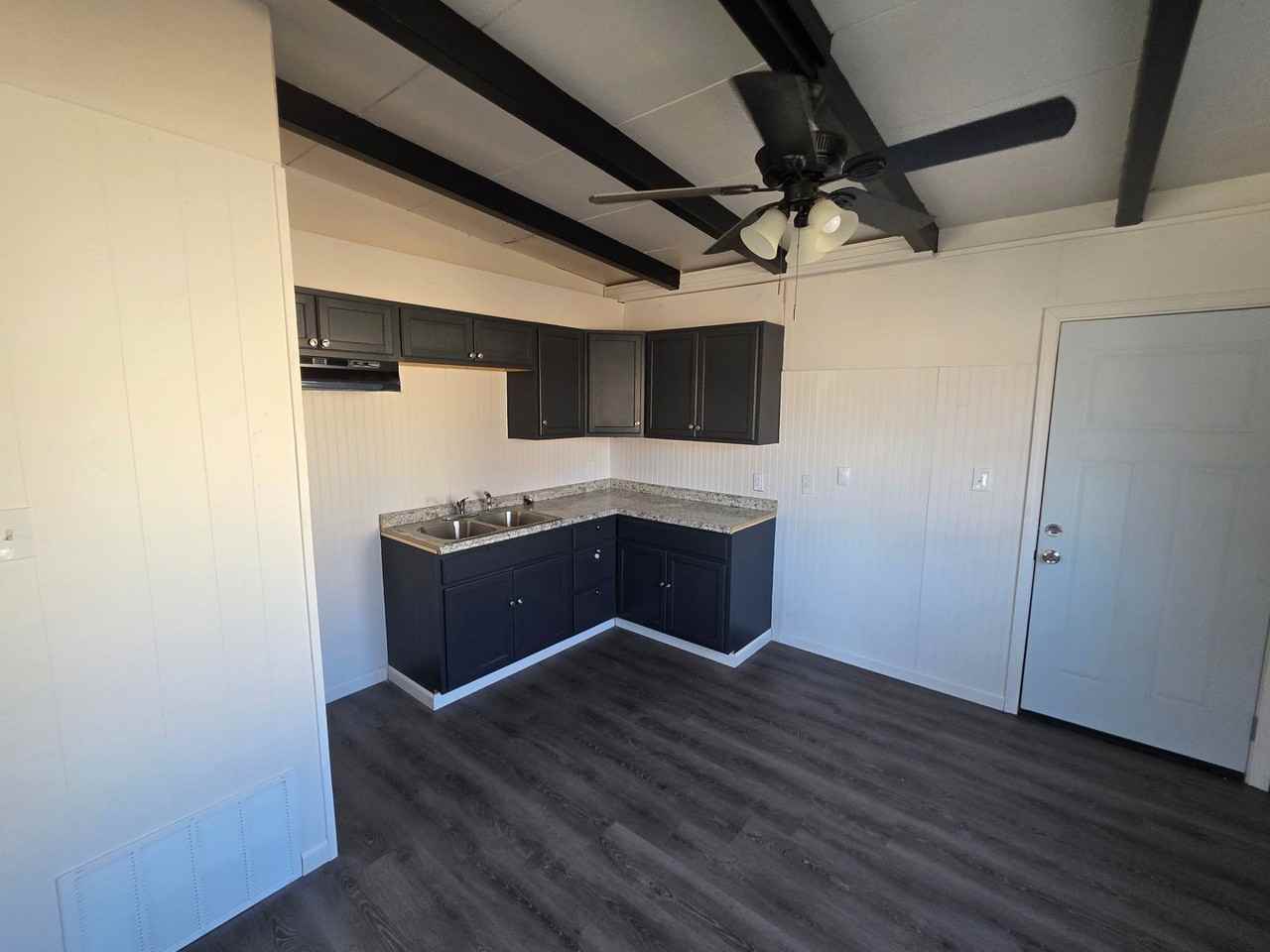 912 E 5th St - Photo 4 of 8