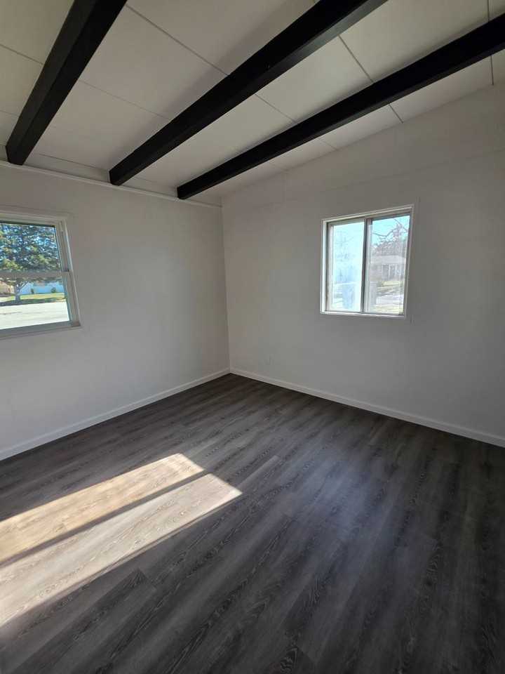 912 E 5th St - Photo 7 of 8