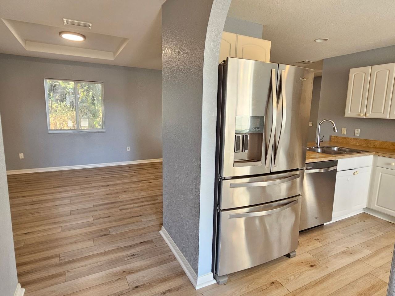 8470 Drolet Ave - Photo 3 of 35