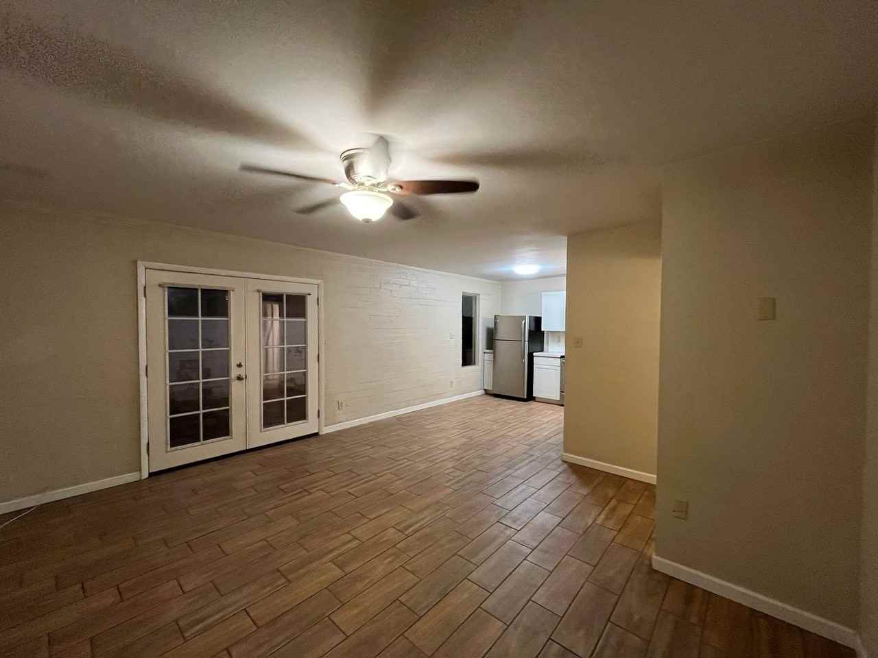 521 W 10th St - Photo 3 of 11