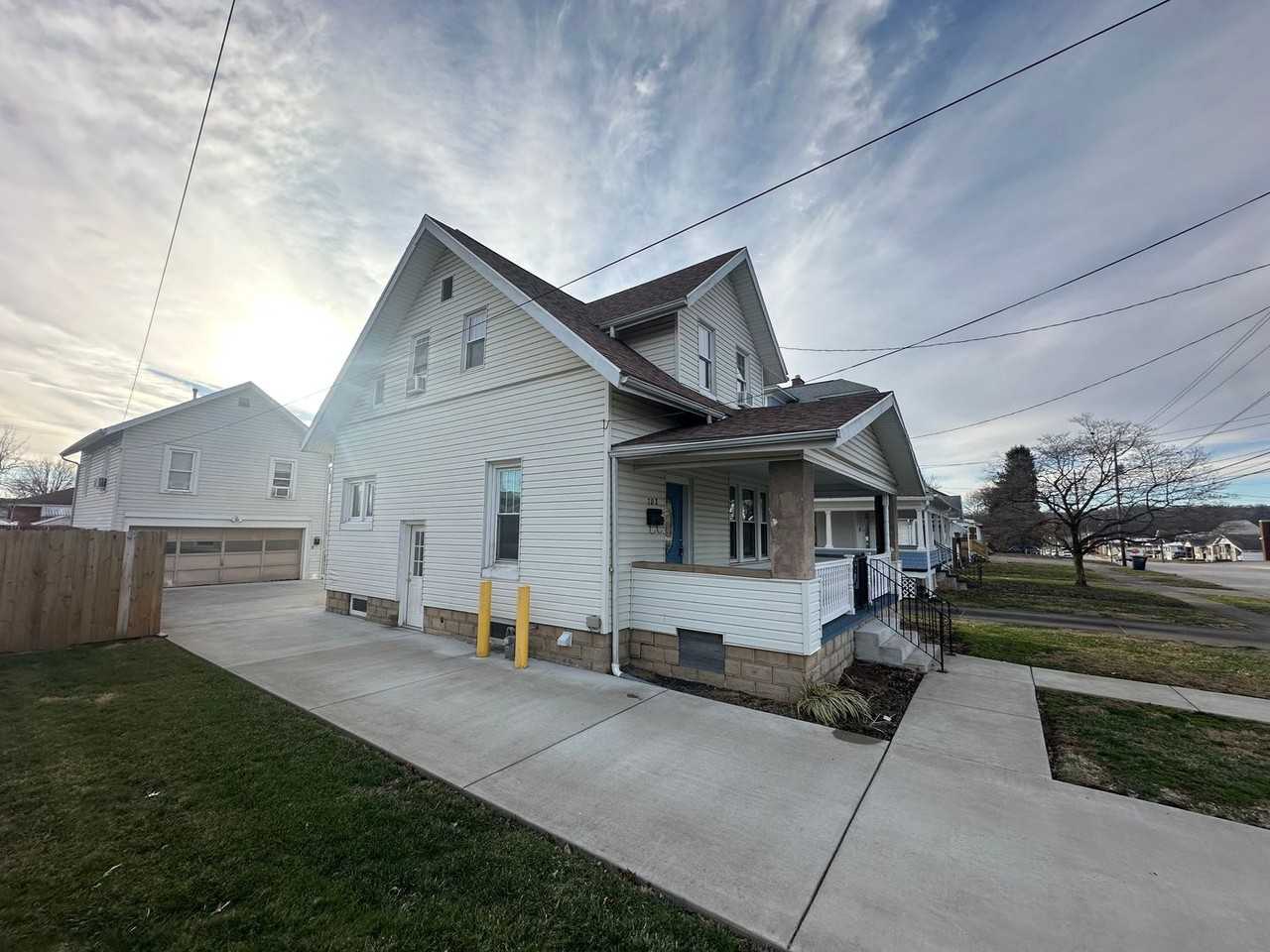 702 28th St - Photo 4 of 41