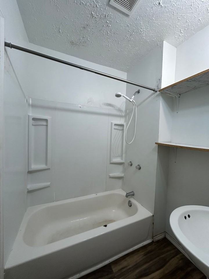 219 E Fox St - Photo 6 of 11