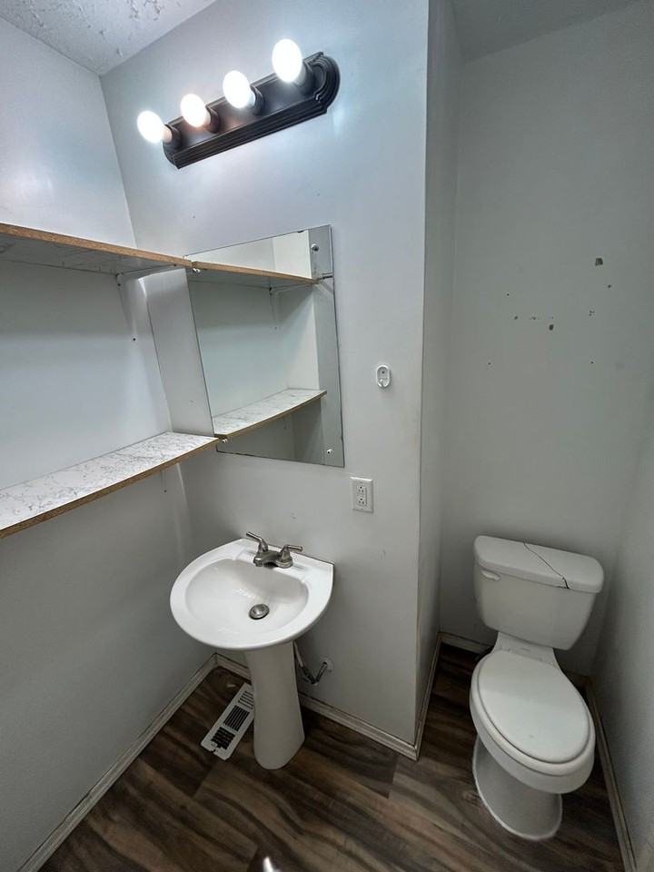 219 E Fox St - Photo 7 of 11