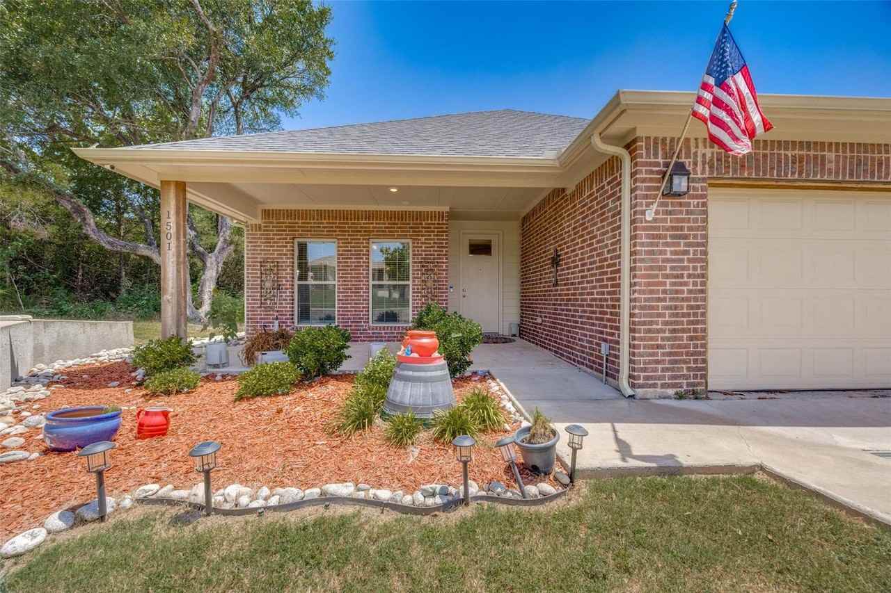 1501 Fairway Dr - Photo 2 of 40