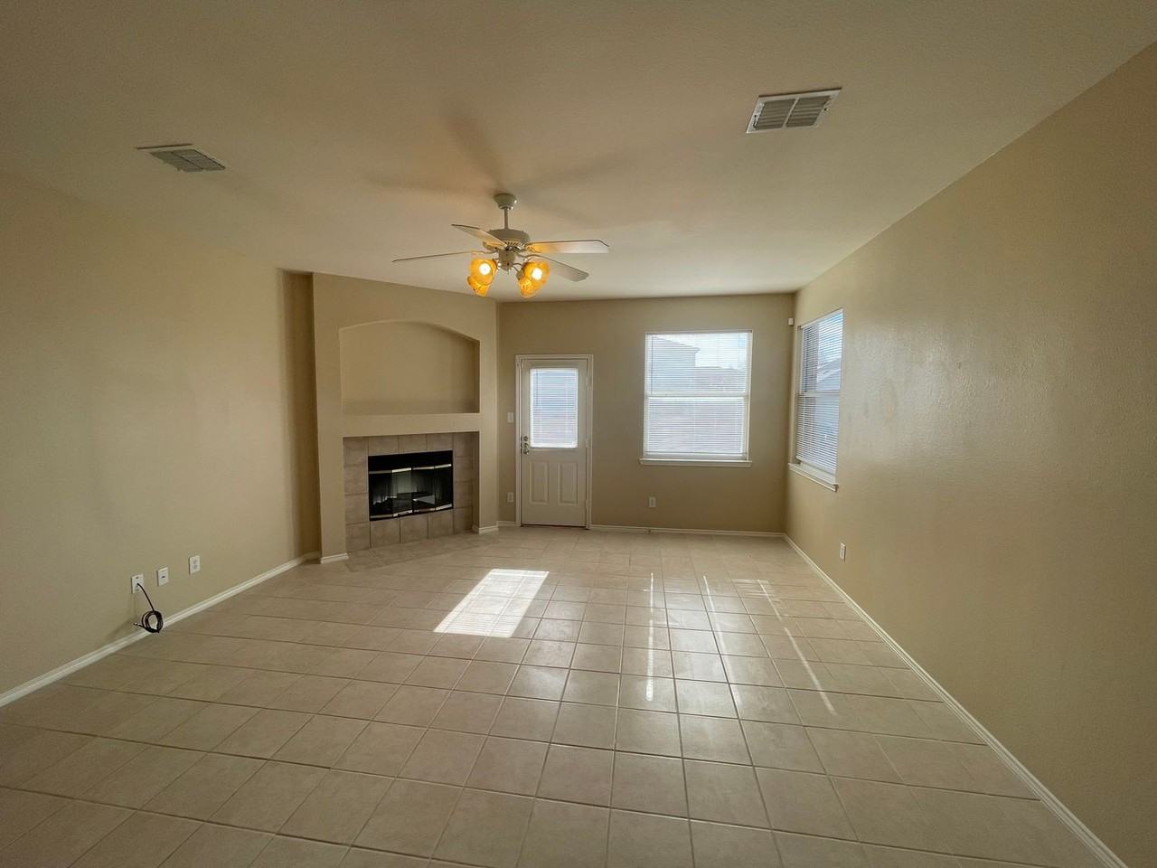 724 Carson St - Photo 7 of 20