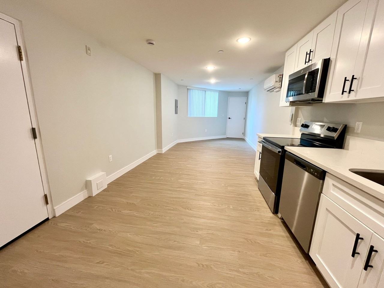 747 Gayley Ave - Photo 7 of 33