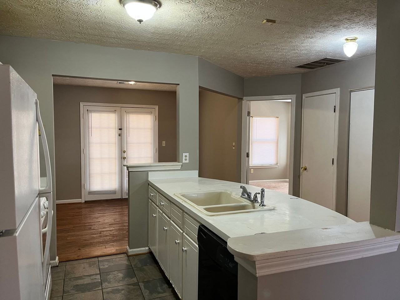 130 N Main Dr - Photo 2 of 18