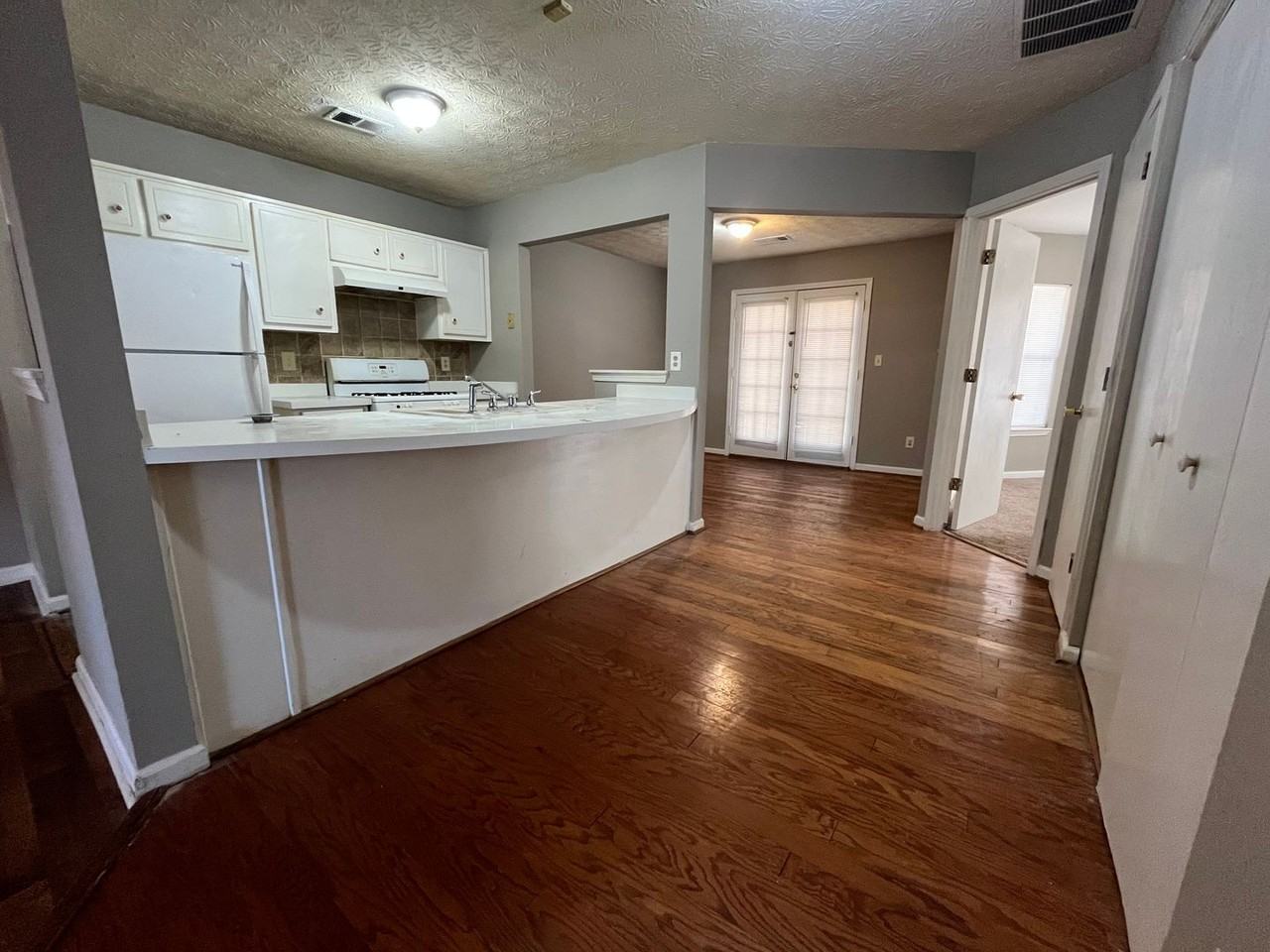 130 N Main Dr - Photo 4 of 18