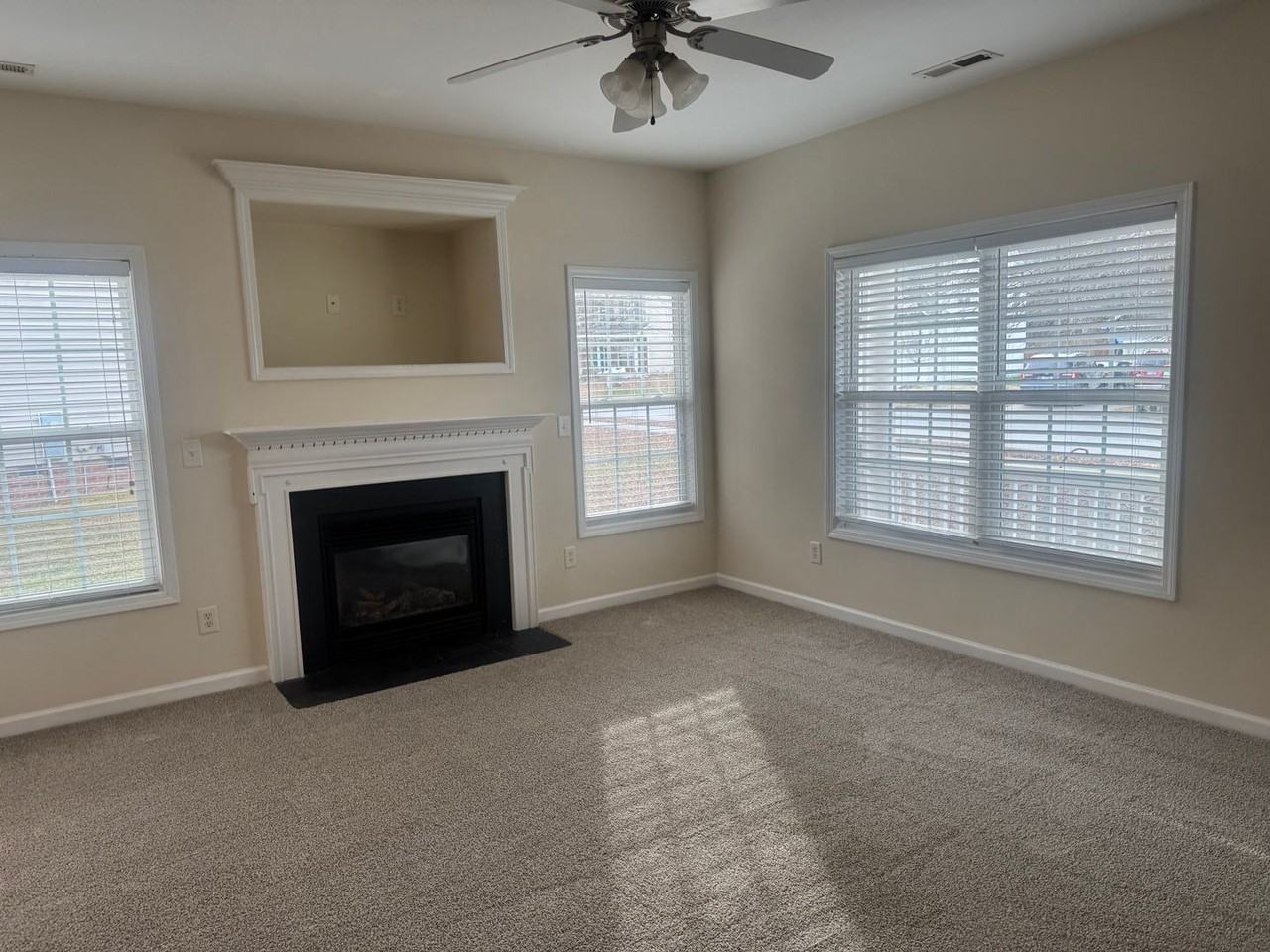 648 Hay River St - Photo 4 of 28