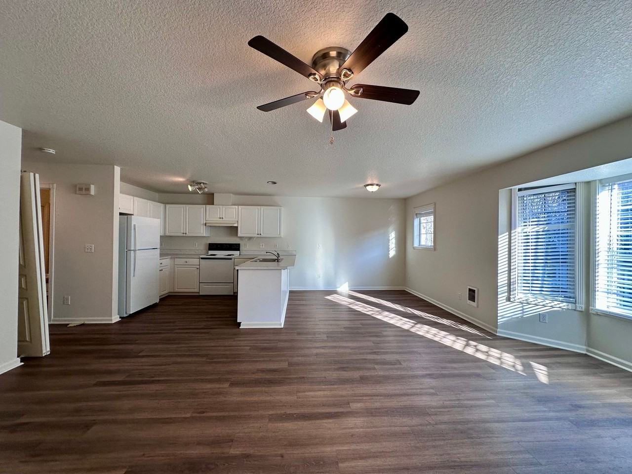 713 Ne Roberts Ave - Photo 6 of 17