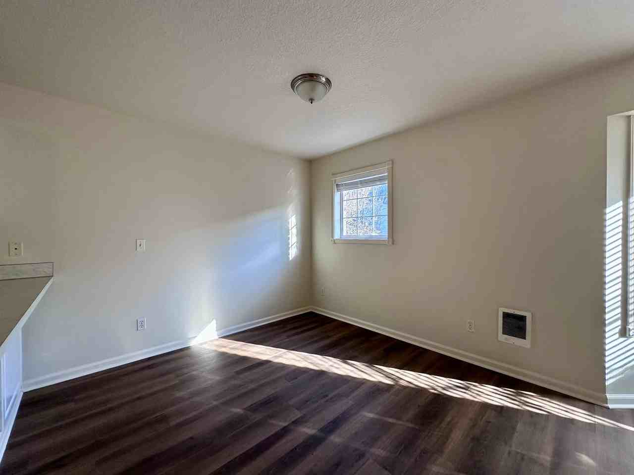 713 Ne Roberts Ave - Photo 7 of 17