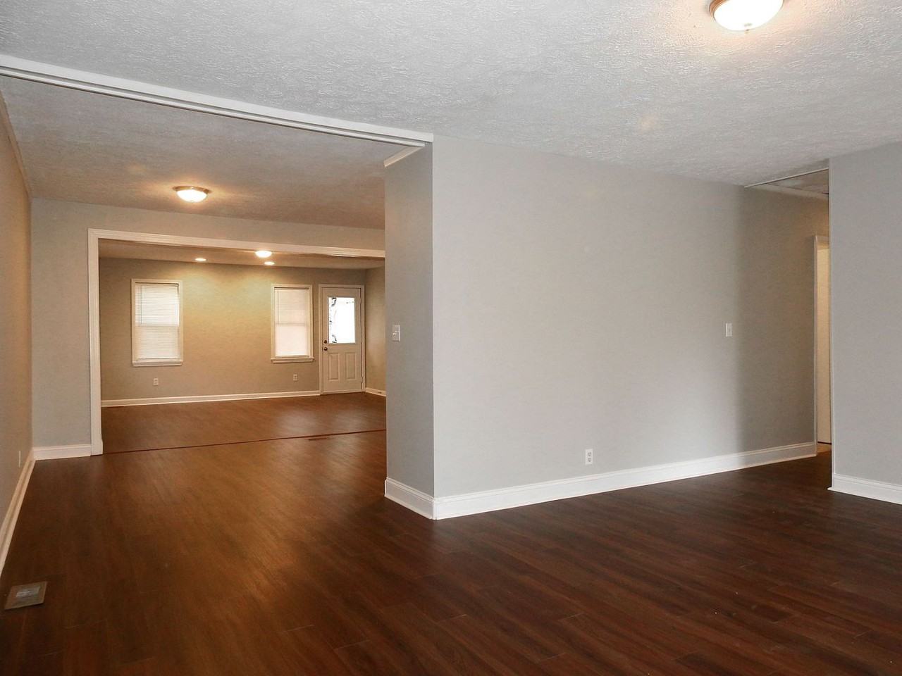 9813 East Ave - Photo 4 of 7