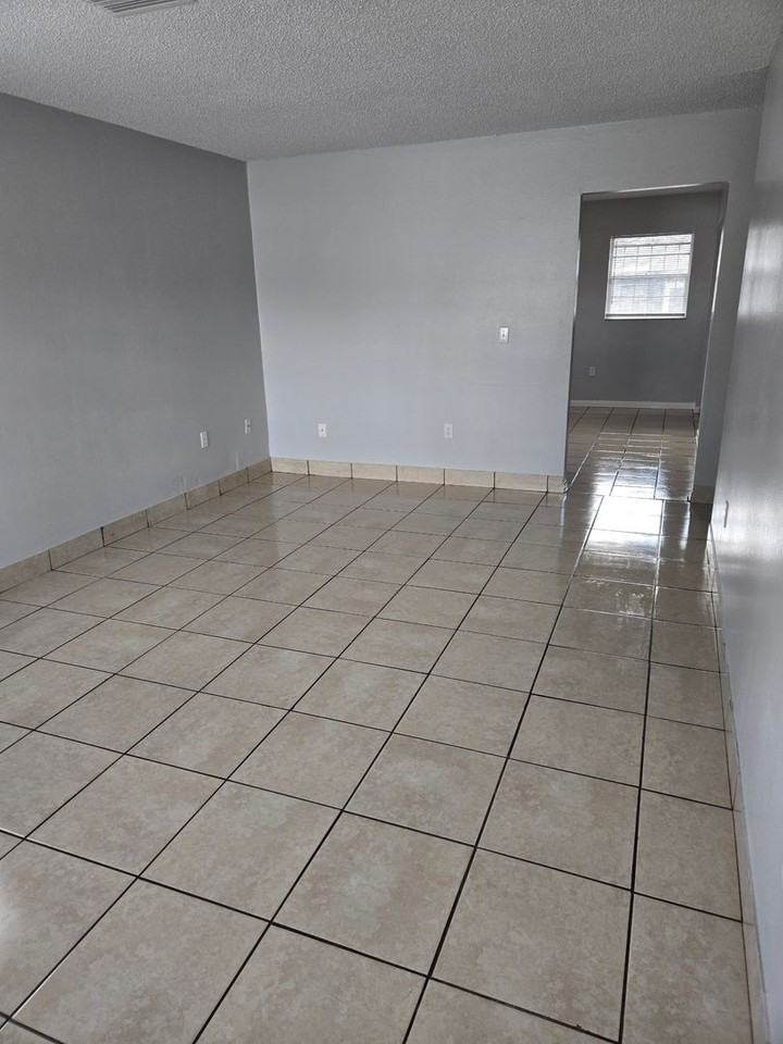 1312 W Walnut St - Photo 3 of 8