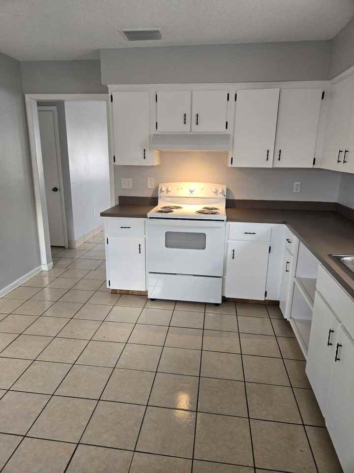 1312 W Walnut St - Photo 4 of 8