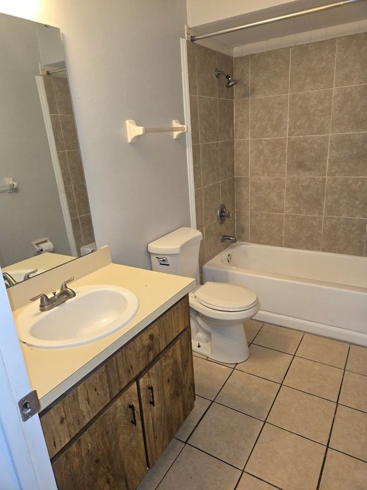 1312 W Walnut St - Photo 7 of 8