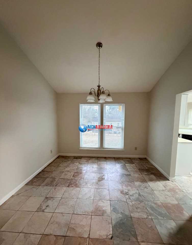 1076 Traymore Dr - Photo 5 of 18