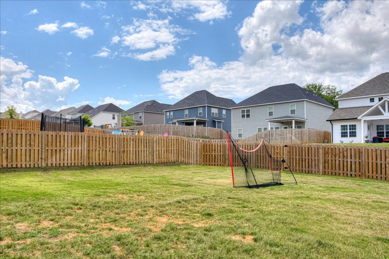 211 Palisade Rdg - Photo 2 of 40