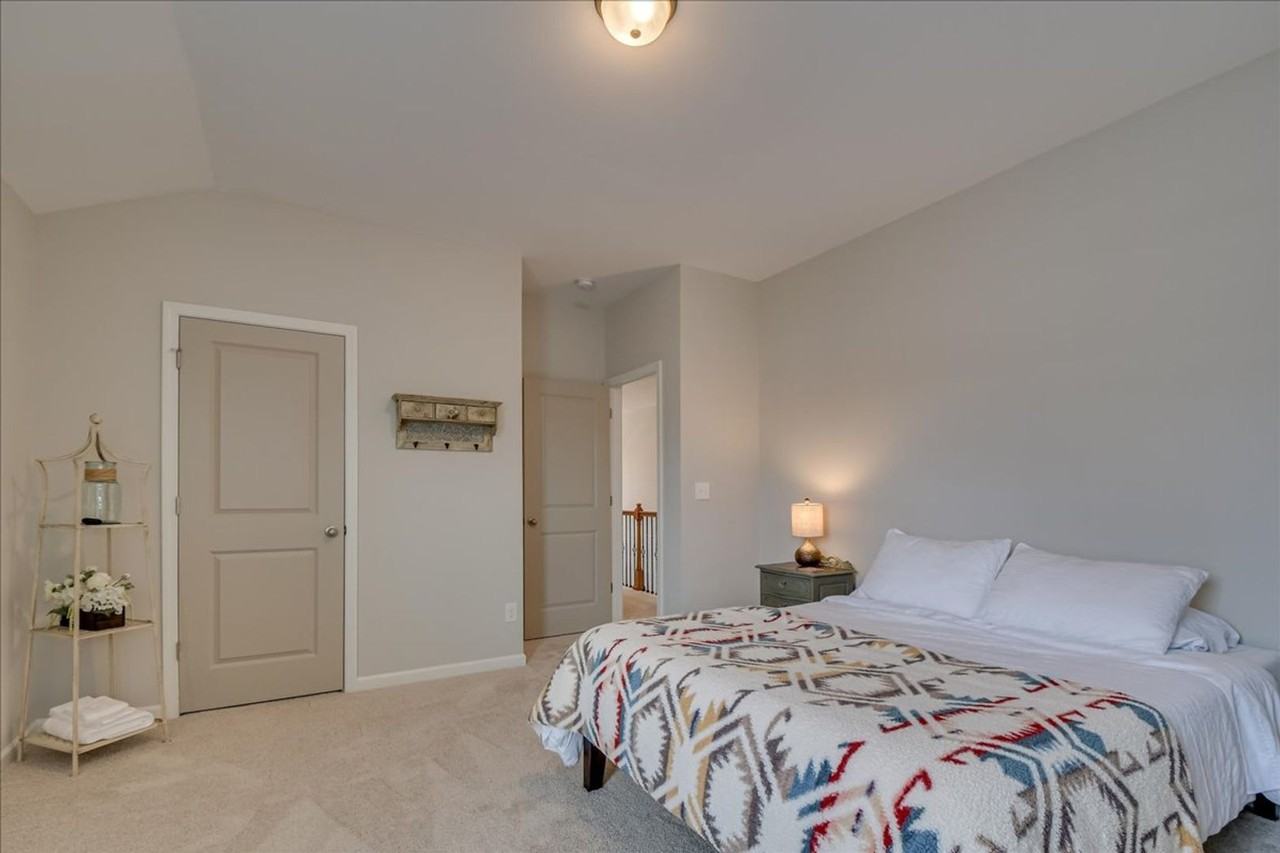 211 Palisade Rdg - Photo 3 of 40