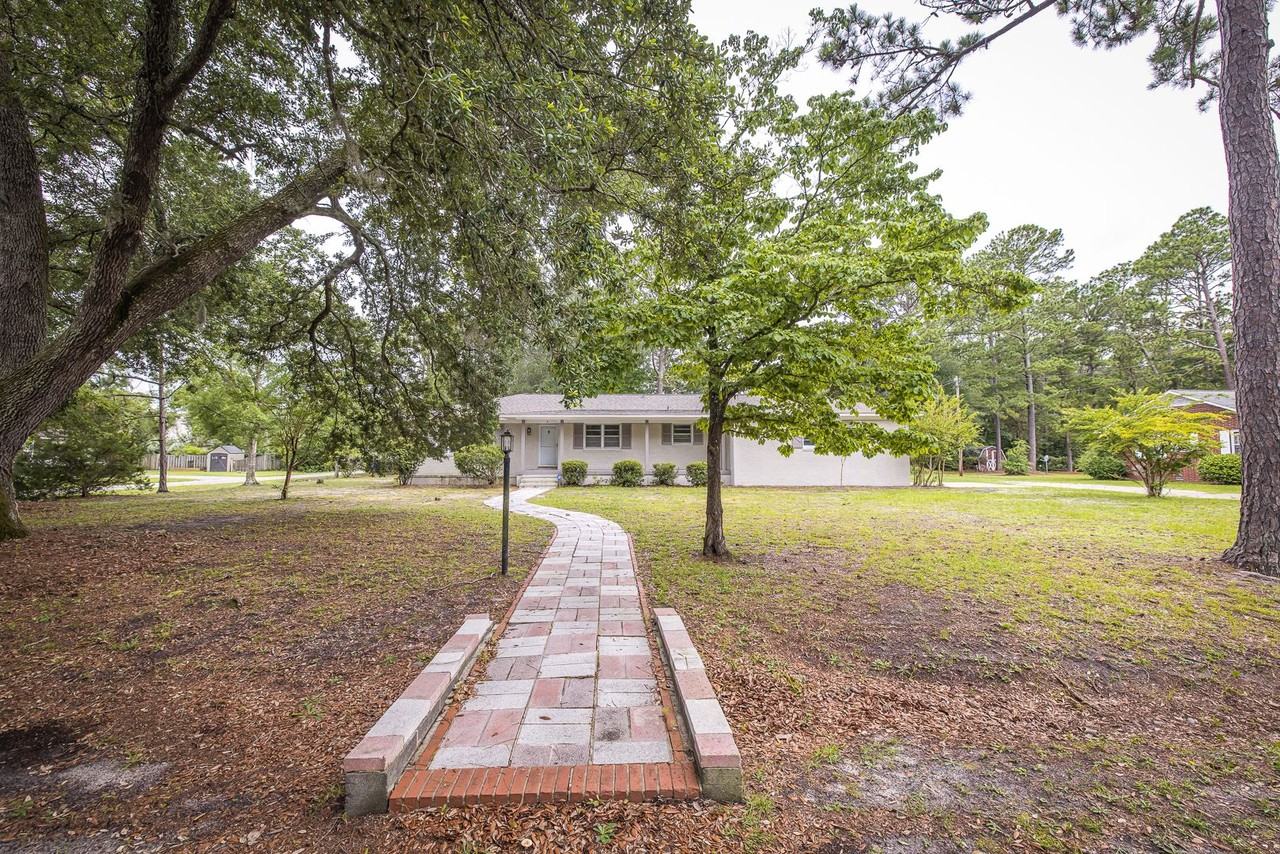 9 Castlewood Dr - Photo 3 of 28