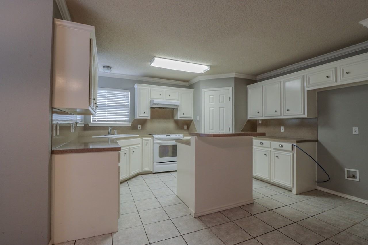 6704 6th St - Photo 6 of 15