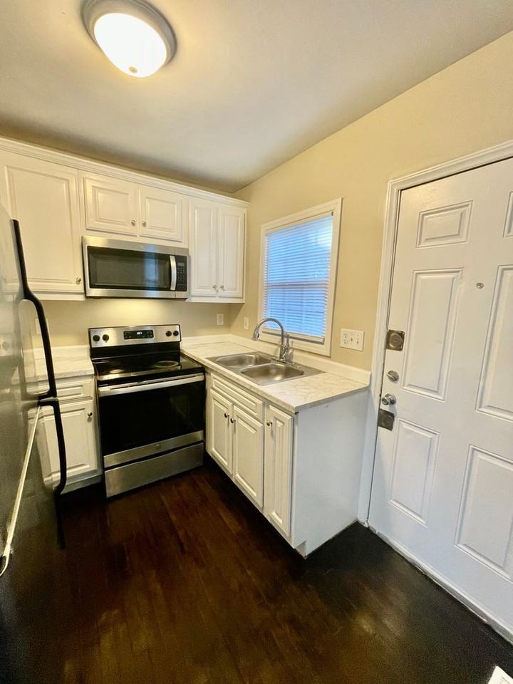 2611 Columbus Cir - Photo 7 of 18