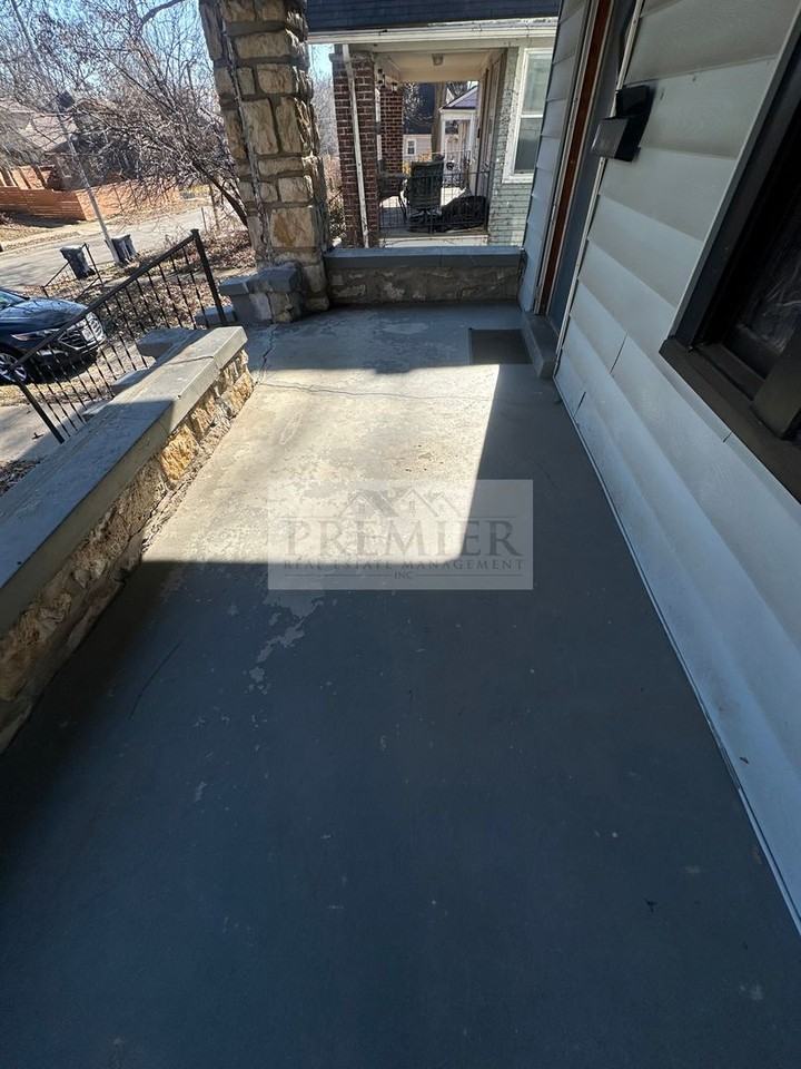 5830 Tracy Ave - Photo 4 of 23