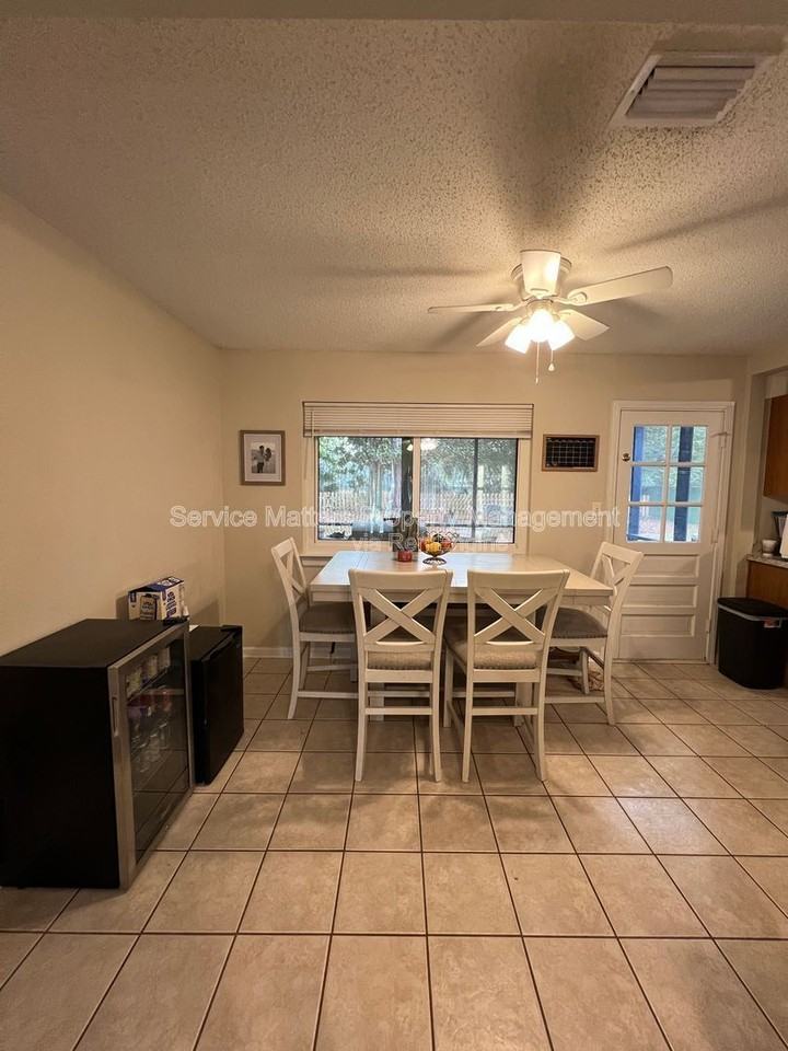 303 Newcastle Dr - Photo 5 of 21