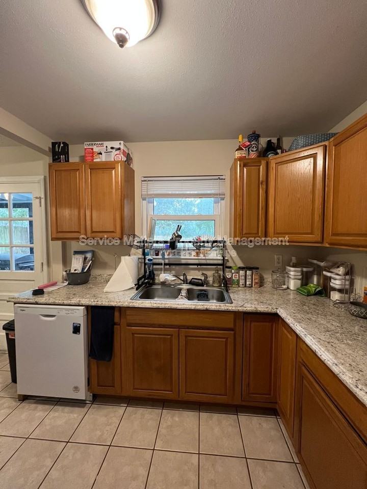 303 Newcastle Dr - Photo 7 of 21