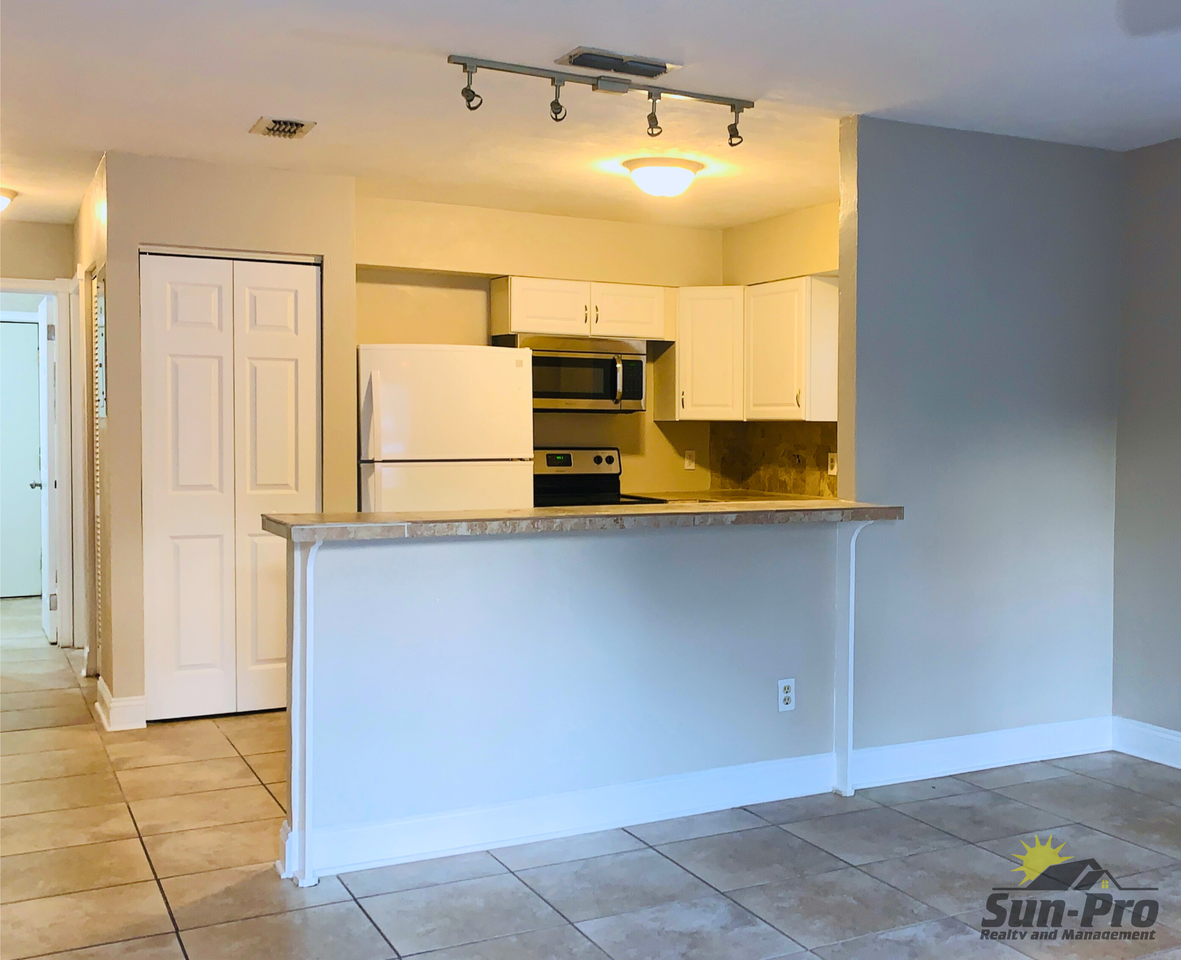 957 Glenwood St - Photo 3 of 20