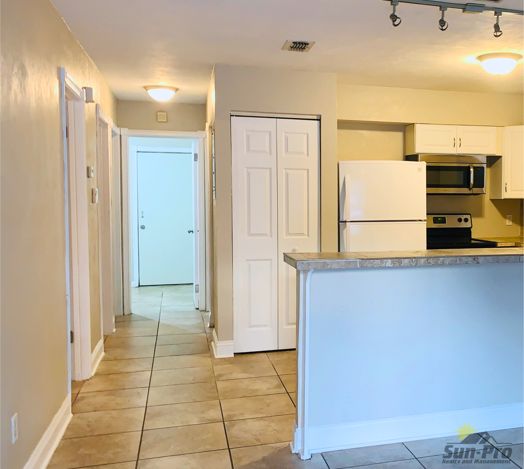 957 Glenwood St - Photo 4 of 20